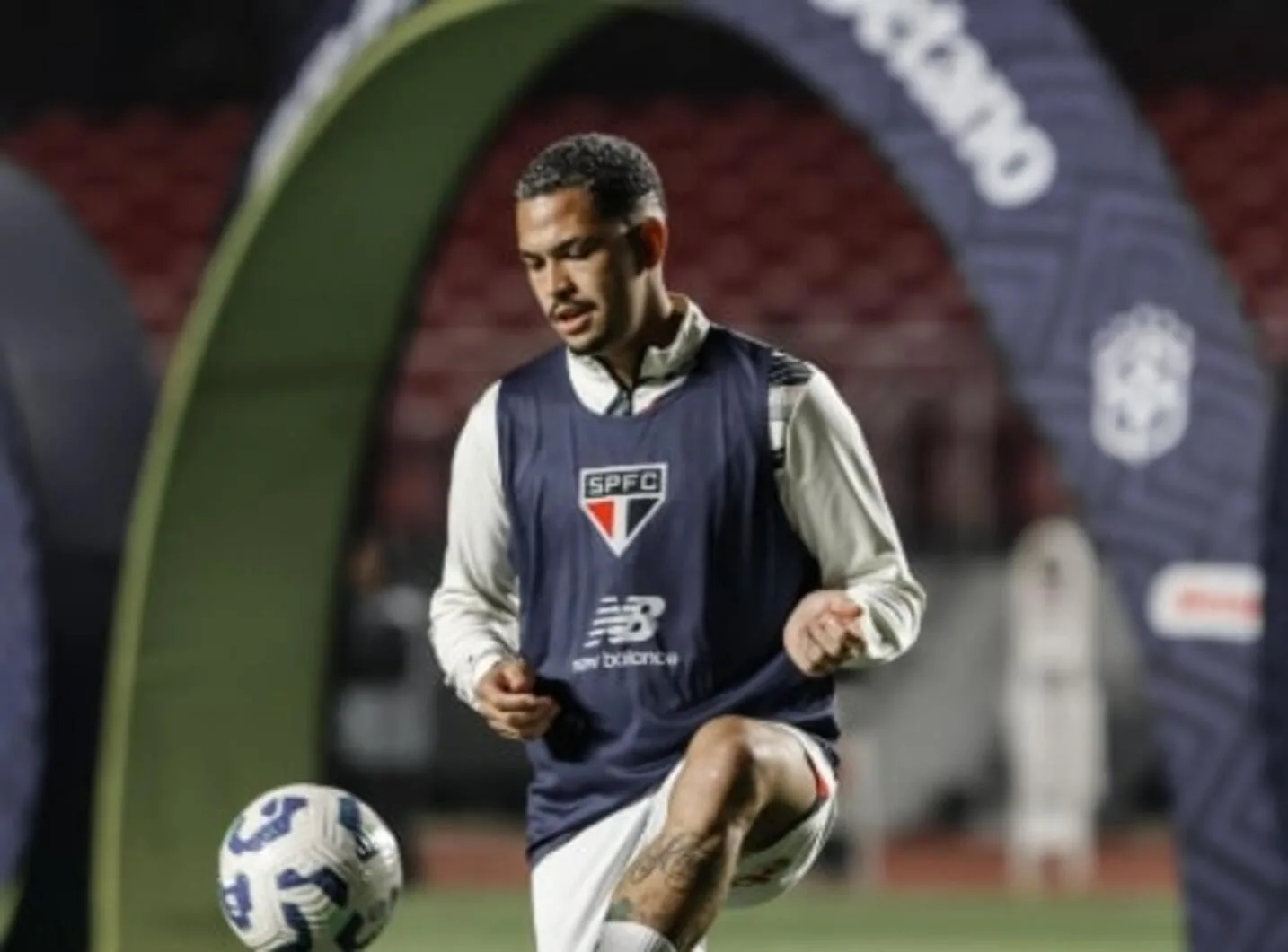 Auxiliar de Mano Menezes no Grêmio detona arbitragem e alfineta Luciano: "Especialista" Luciano ex-Grêmio