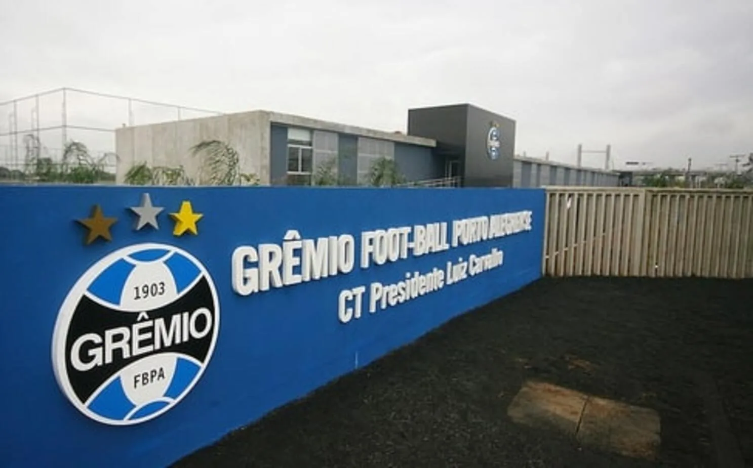 De quem era o veículo atingido por torcedores do Grêmio durante protesto no CT Grêmio CT