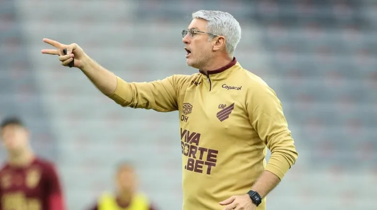 Odair Hellmann vence a primeira no Athletico e cita experiência com o Inter: "Tem que sangrar" Odair Hellmann ex-Inter
