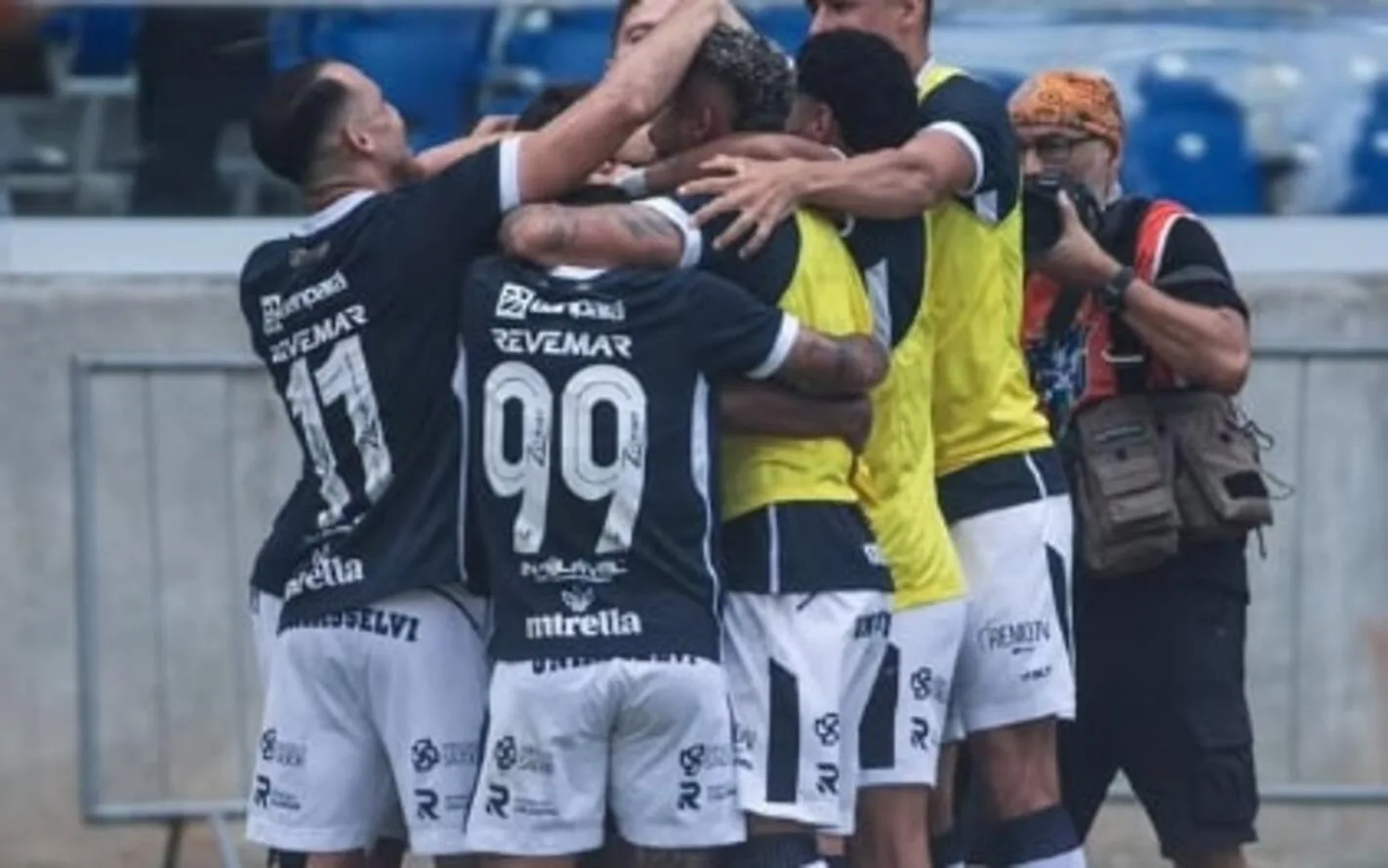O campeão da Libertadores pelo Grêmio que ressurge na Série B com briga pela artilharia e acesso Ex-Grêmio está brilhando na Série B