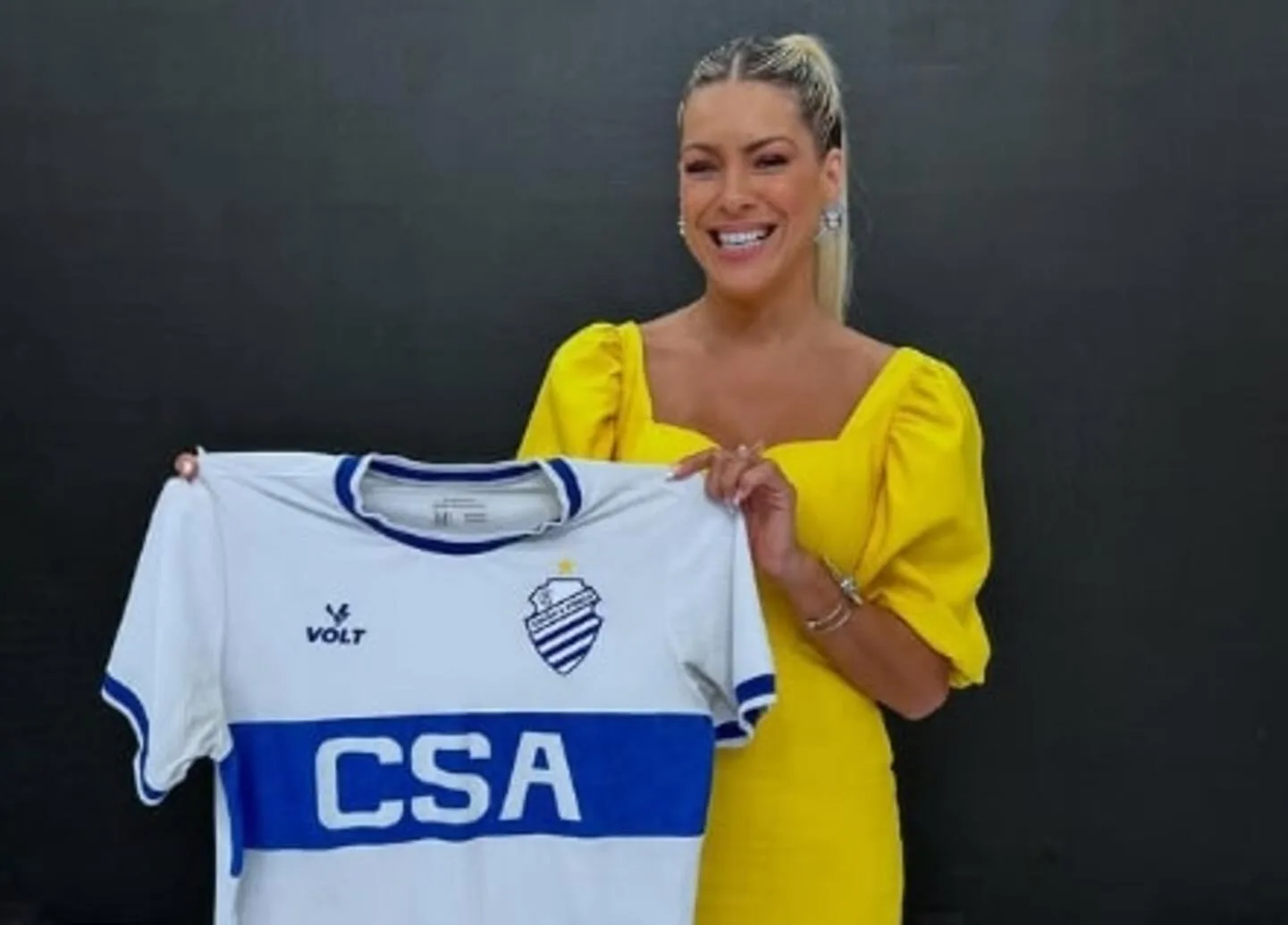 Renata Fan recebe camisa do CSA e se manifesta após a eliminação do Grêmio Renata Fan CSA