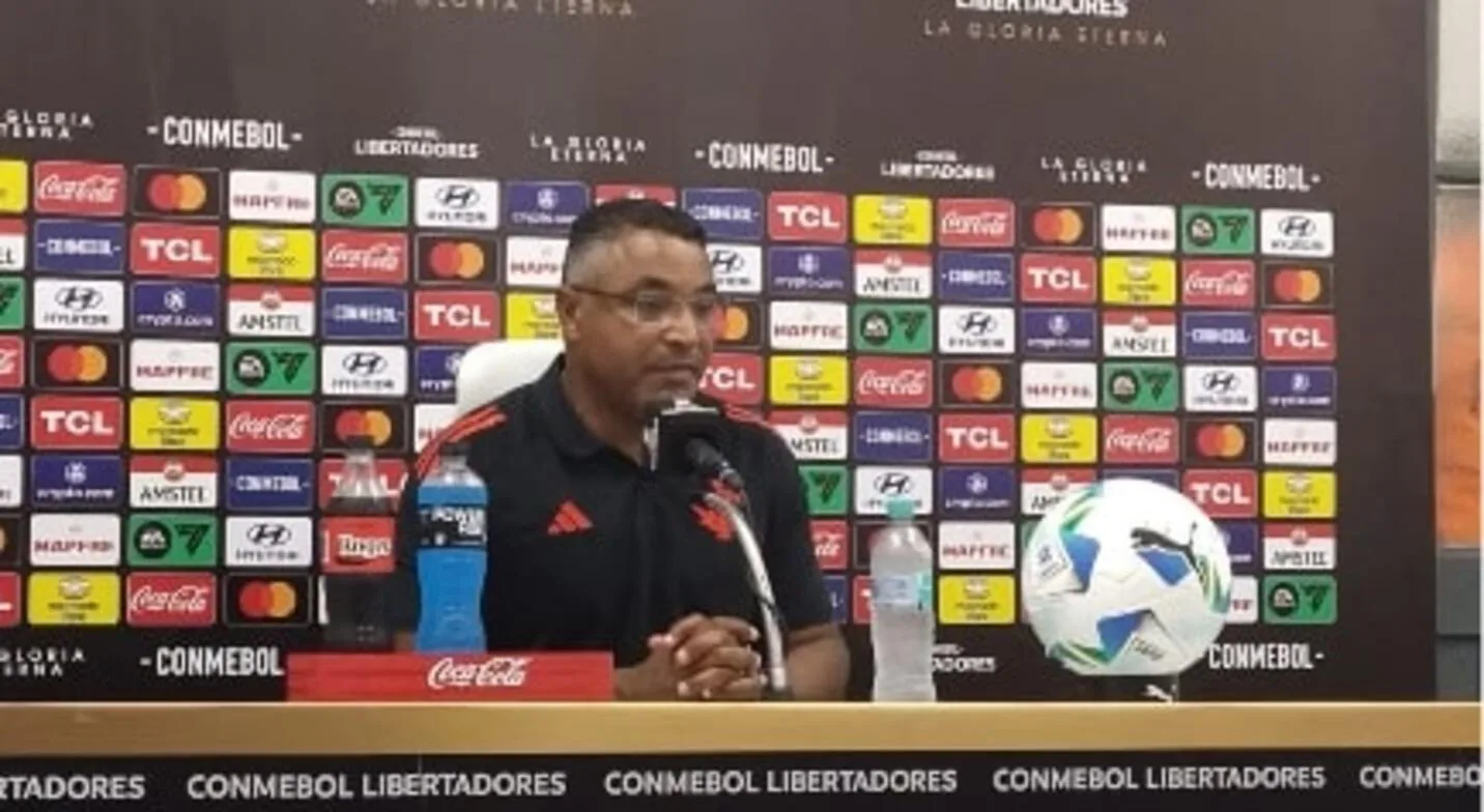 Roger celebra vitória do Inter, minimiza críticas e cutuca: "Treinador deixou de ser competente" Roger Machado depois da vitória do Inter