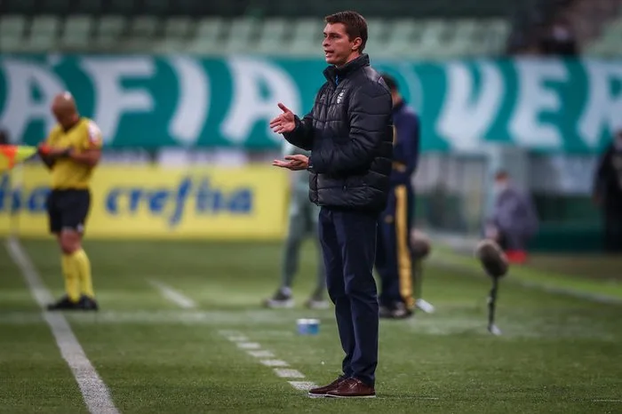 Técnico do Grêmio em dois jogos da campanha de 2021 assume desafio inusitado na carreira Thiago Gomes ex-Grêmio