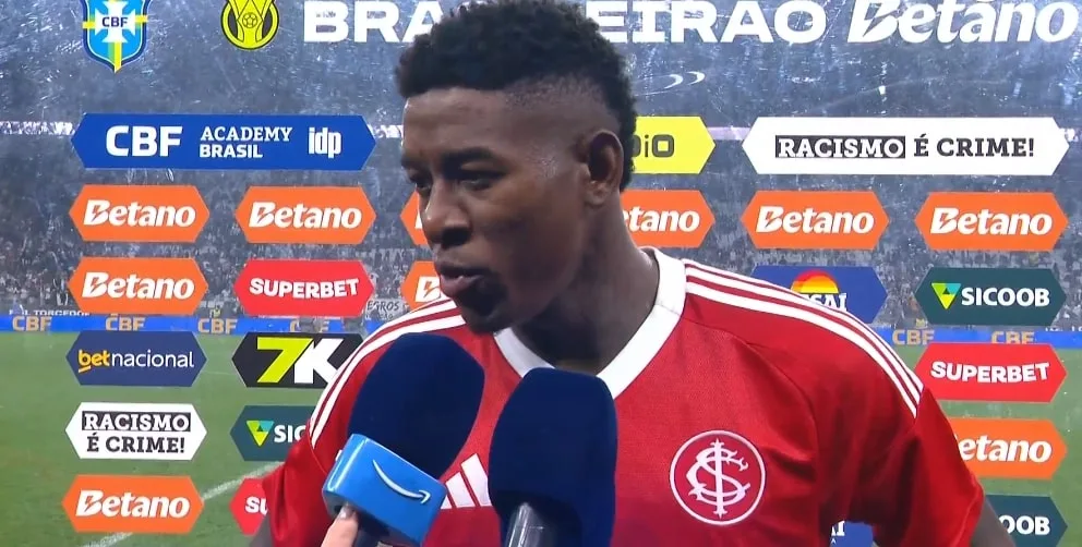 Vitão explode contra árbitro após derrota do Inter: "Vai ser sempre 12 contra 11 nessa porcaria" Vitão pelo Inter no jogo contra o Corinthians