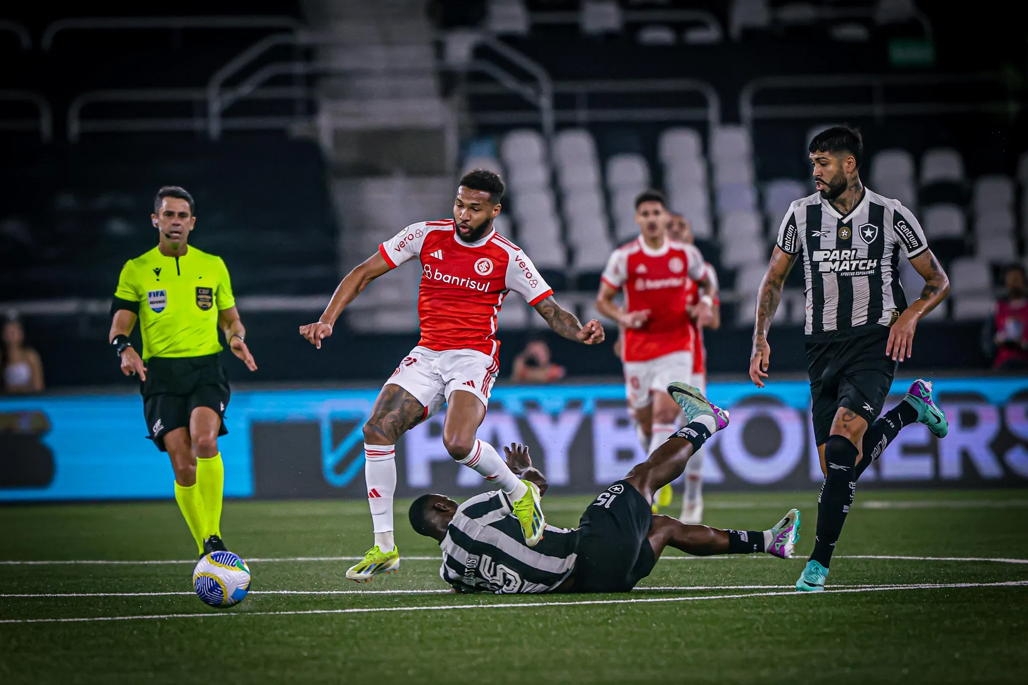 Wesley, jogador do Inter, brigando pela bola em partida contra o Botafogo, no Nilton Santos, válido pelo Campeonato Brasileiro 2024 (Foto Ricardo Duarte/Inter)