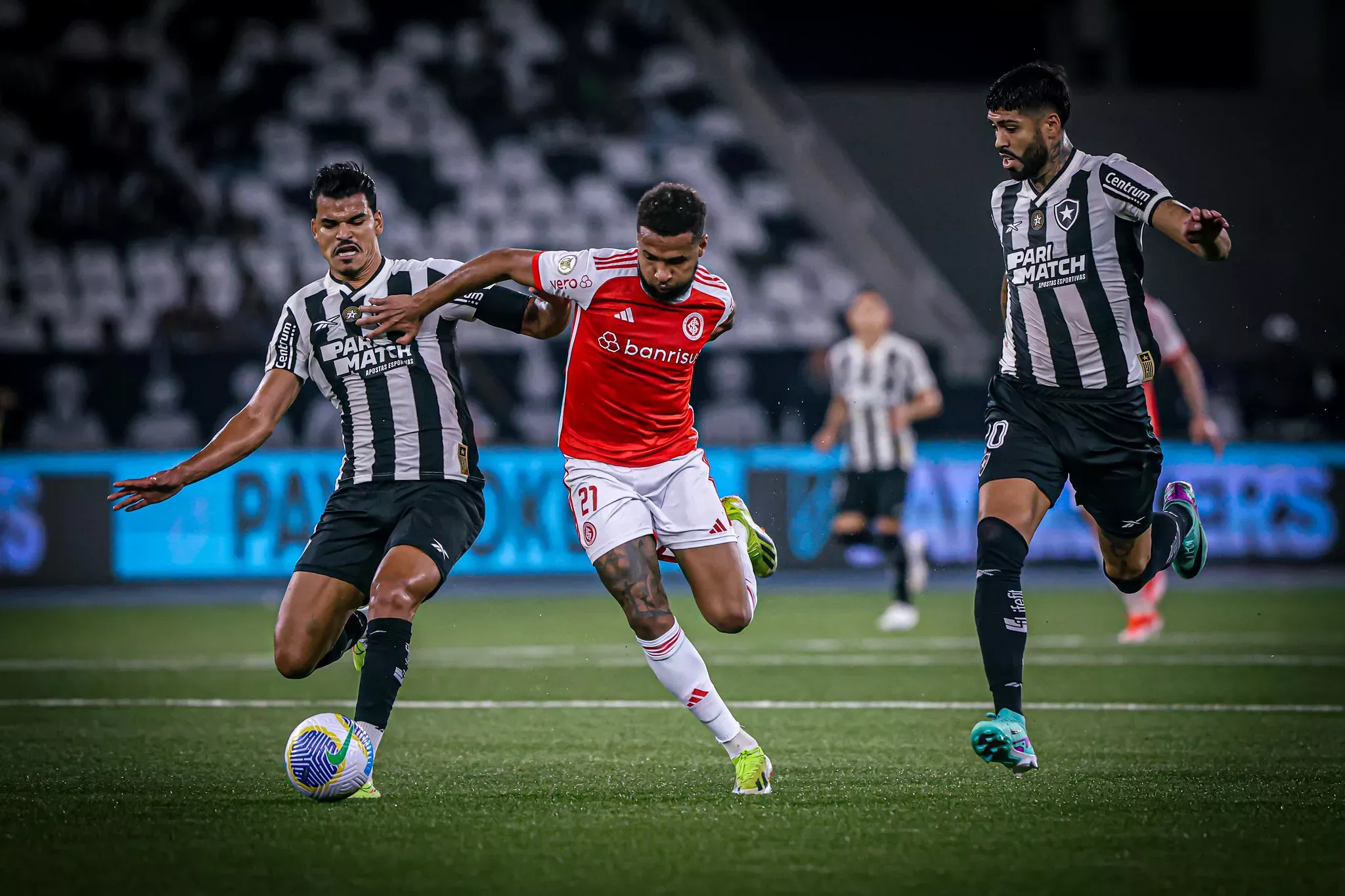 Wesley, jogador do Inter, brigando pela bola em partida contra o Botafogo, no Nilton Santos, válido pelo Campeonato Brasileiro 2024 (Foto Ricardo Duarte/Inter)