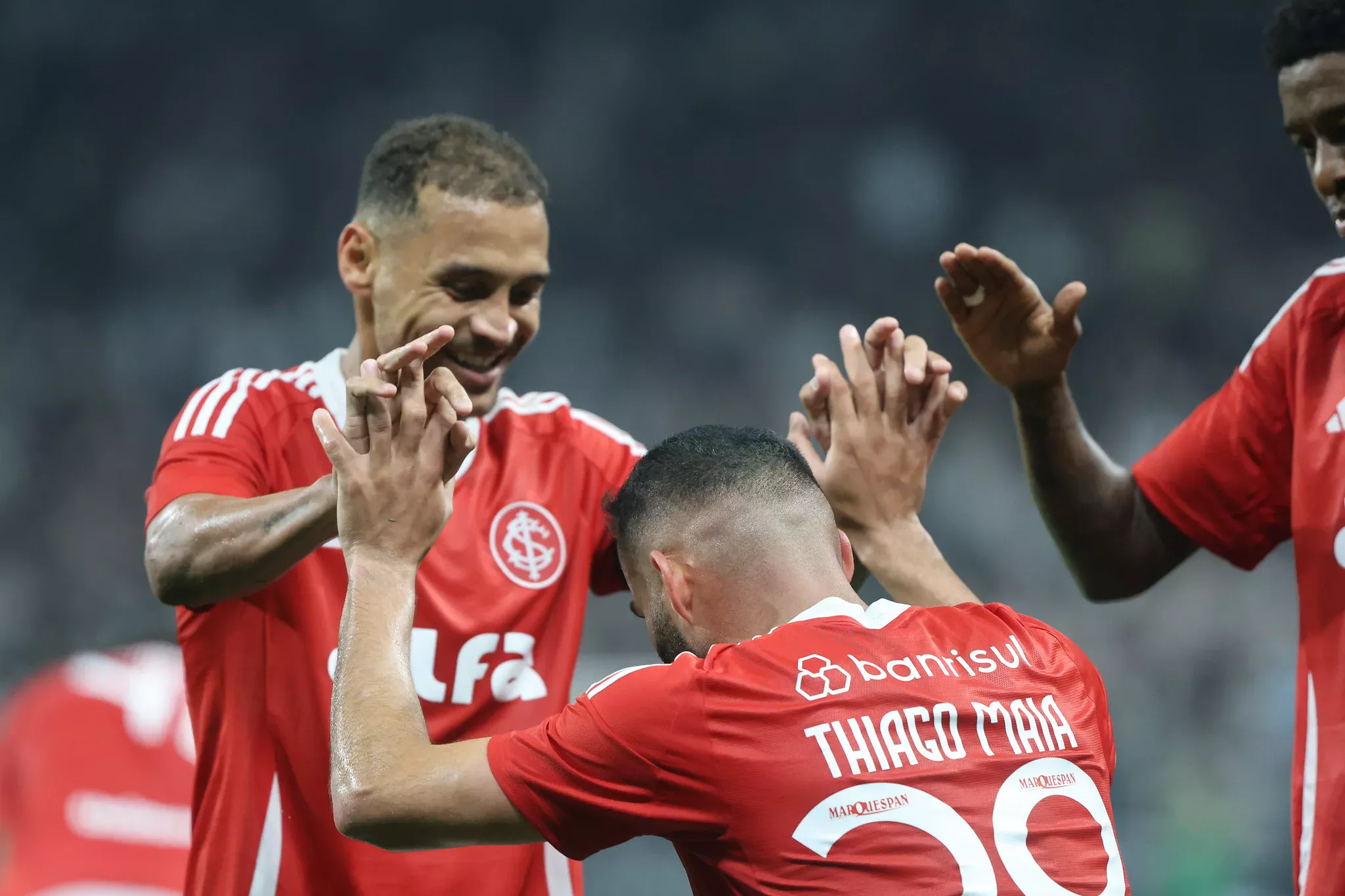 Narrador aponta problema grave do Inter no ano: "Conta do Gauchão chegou" Alan Patrick comemora o gol de Thiago Maia, jogador do Inter, contra o Corinthians fora de casa, válido pelo Brasileirão 2025