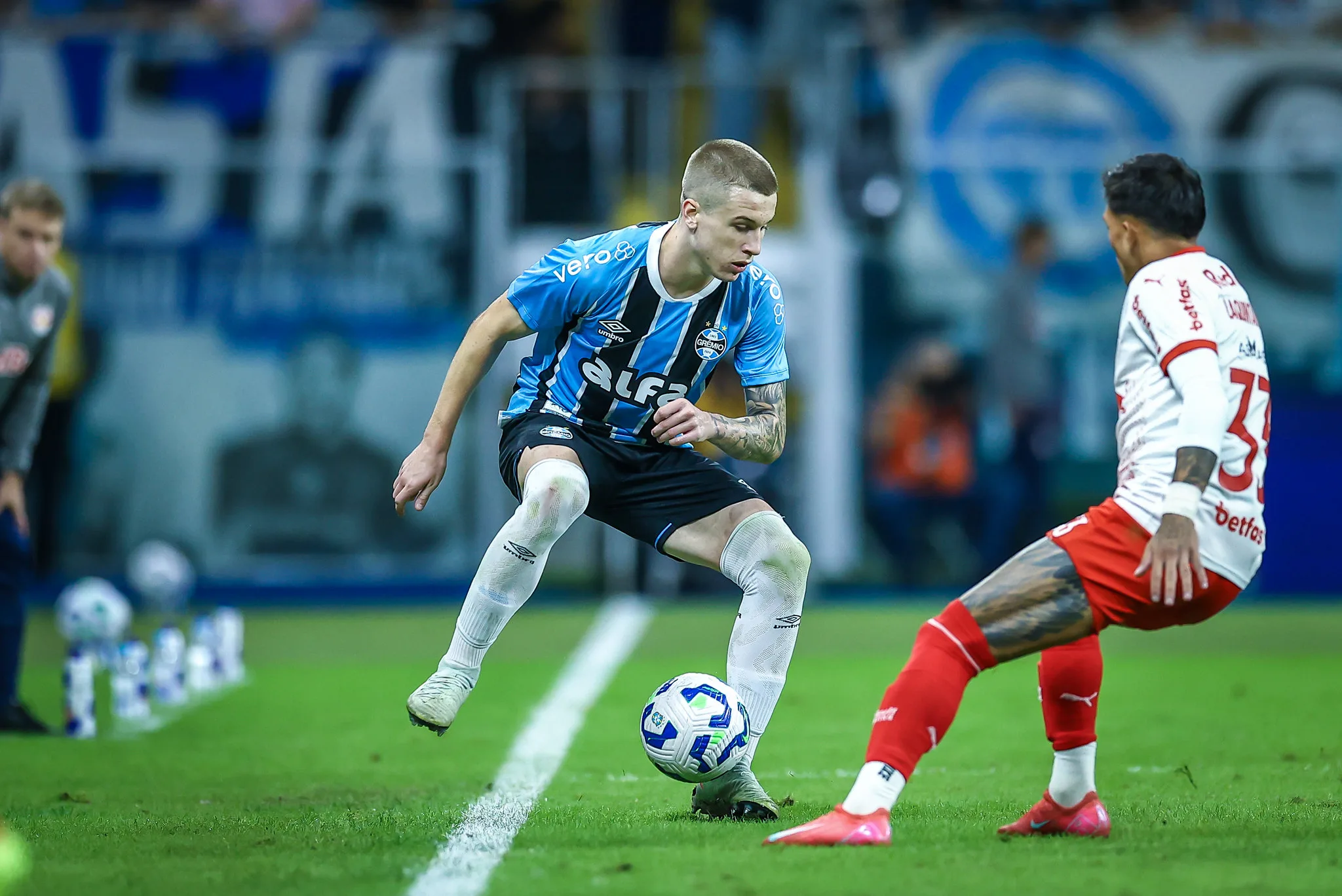 Igor Serrote, do Grêmio, dividindo a bola com jogador do Bragantino em jogo válido pela 8ª rodada do Brasileirão 2025 Foto: Lucas Uebel/Grêmio