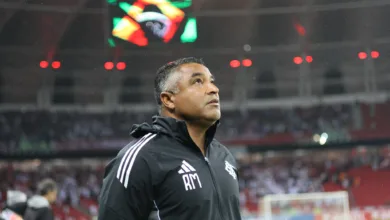Roger destaca "caráter" de Borré e se empolga com classificação do Inter: "Esse time é f..." Roger Machado pelo Inter