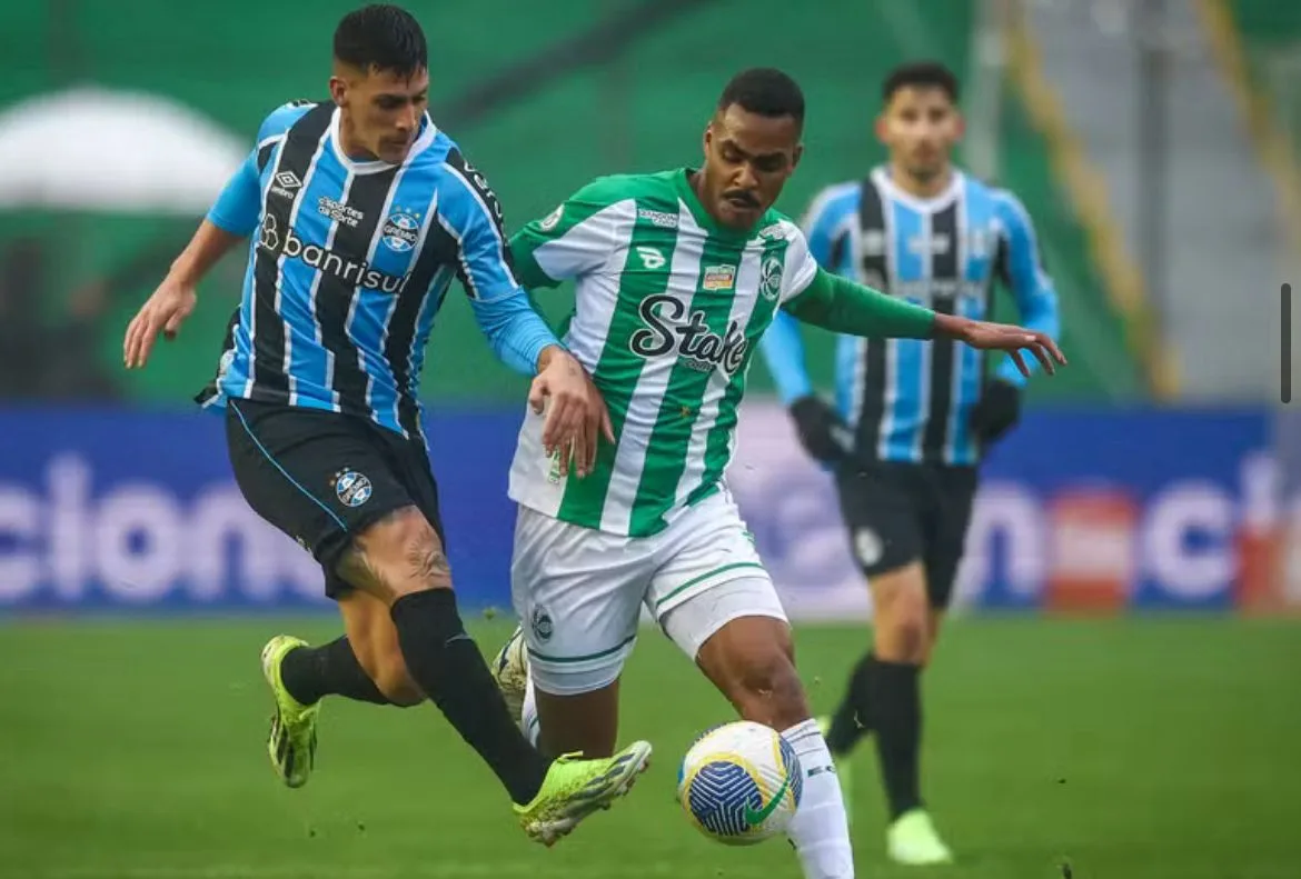 Sobre o interesse do Grêmio em Romaña e Caíque para o segundo semestre Caíque jogador do Juventude vira mira do Grêmio
