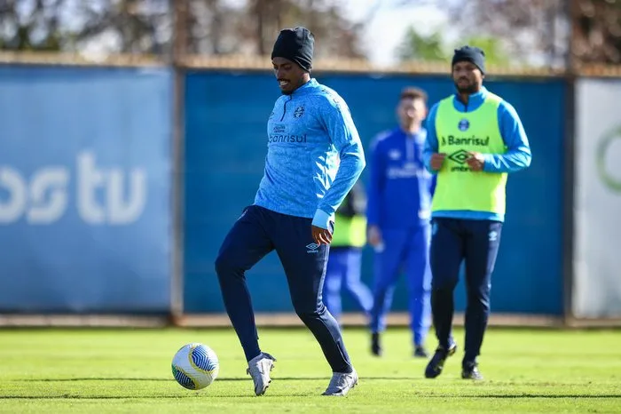 Grêmio elogia Jemerson e vê negociação com Adryelson esfriar; outros nomes são avaliados Jemerson pelo Grêmio