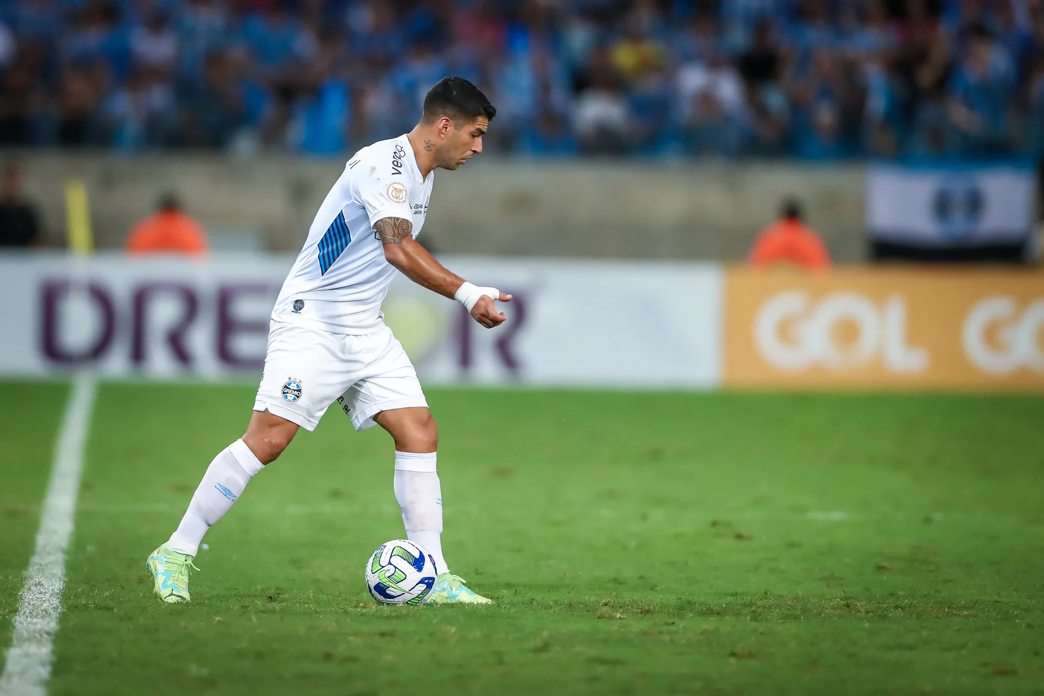 Dirigente do Grêmio cita contratação de Suárez e promete ser "criativo" no mercado Suárez pelo Grêmio