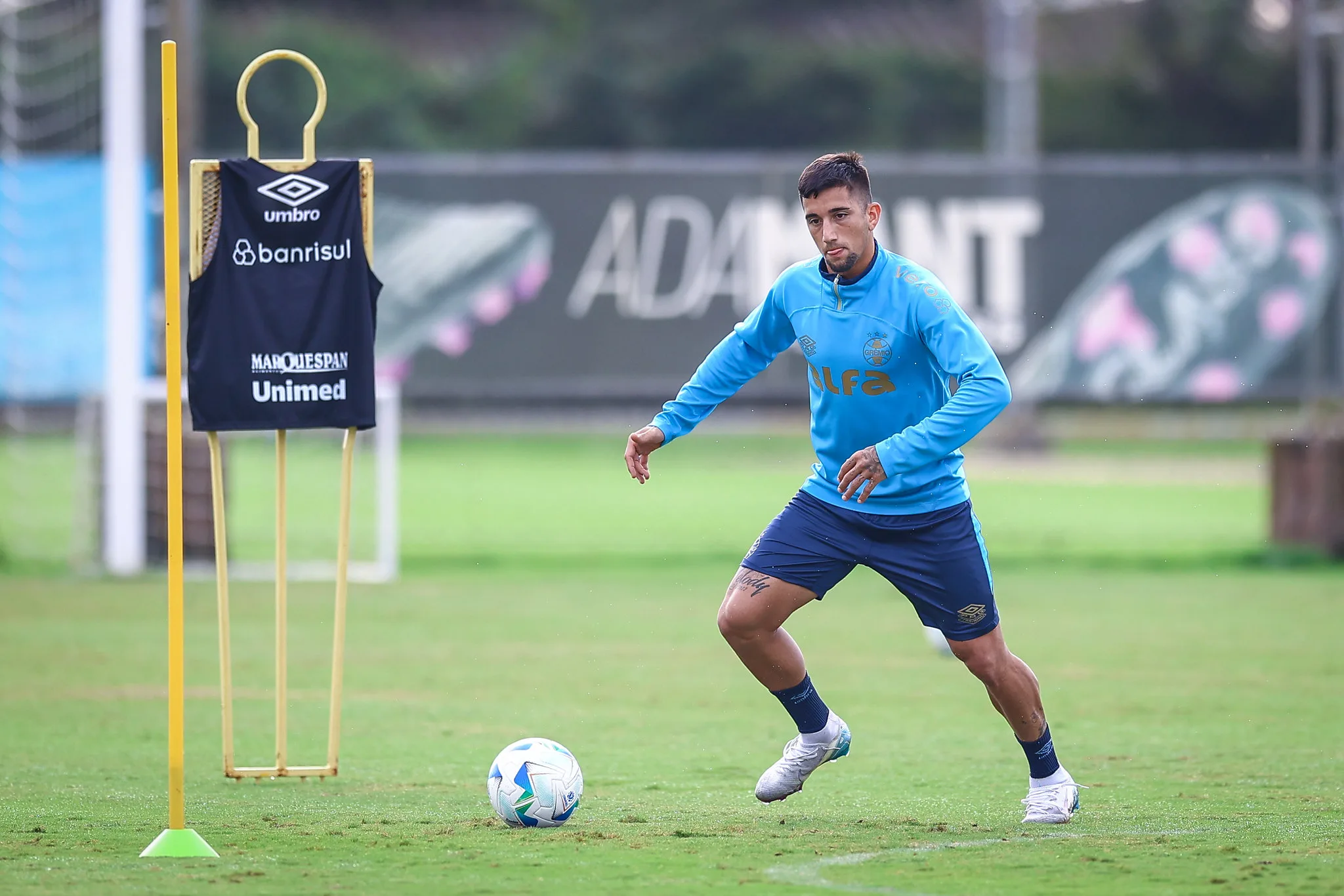 Jogador do Grêmio corre risco de ser punido por chute em placa de publicidade Olivera do Grêmio