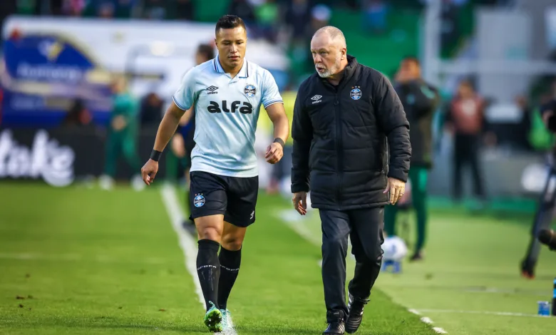 Centroavante observado pelo Grêmio marca hat-trick e é mencionado por Marlon na web Marlon pelo Grêmio