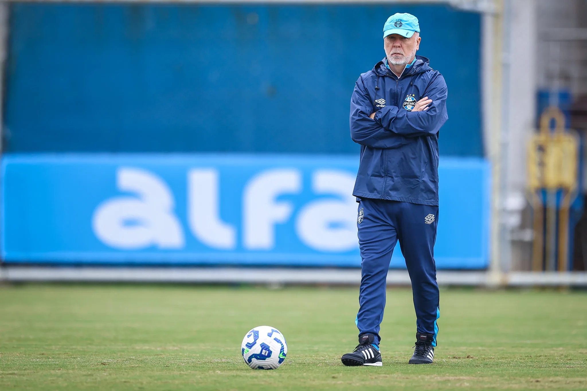 Mano Menezes aprova novo reforço do Grêmio e projeta utilização: "É o terceiro do meio" Mano Menezes Grêmio