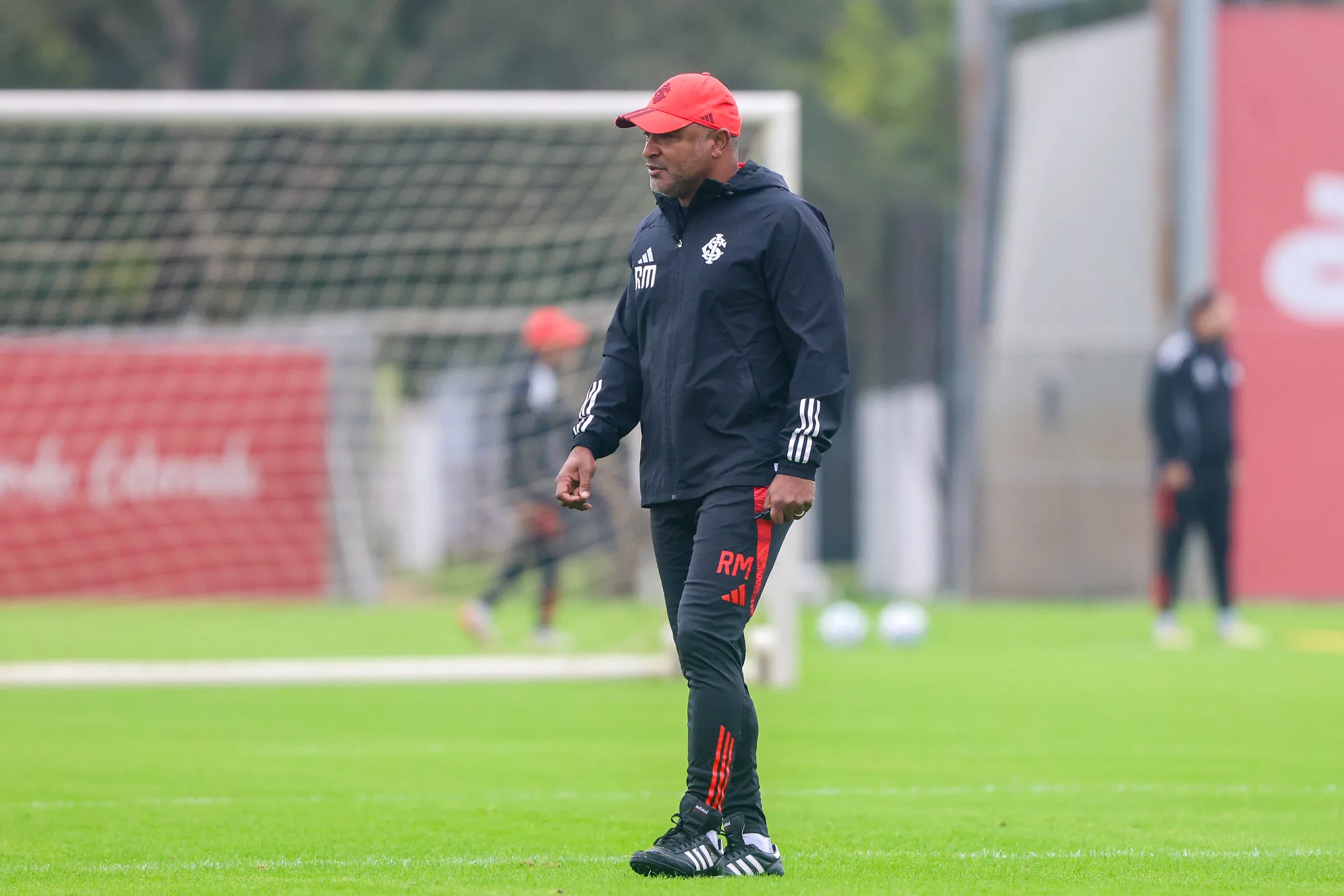 Roger faz trabalho "horroroso" no Inter e não é criticado como Renato era, diz repórter Roger Machado pelo Inter em treino