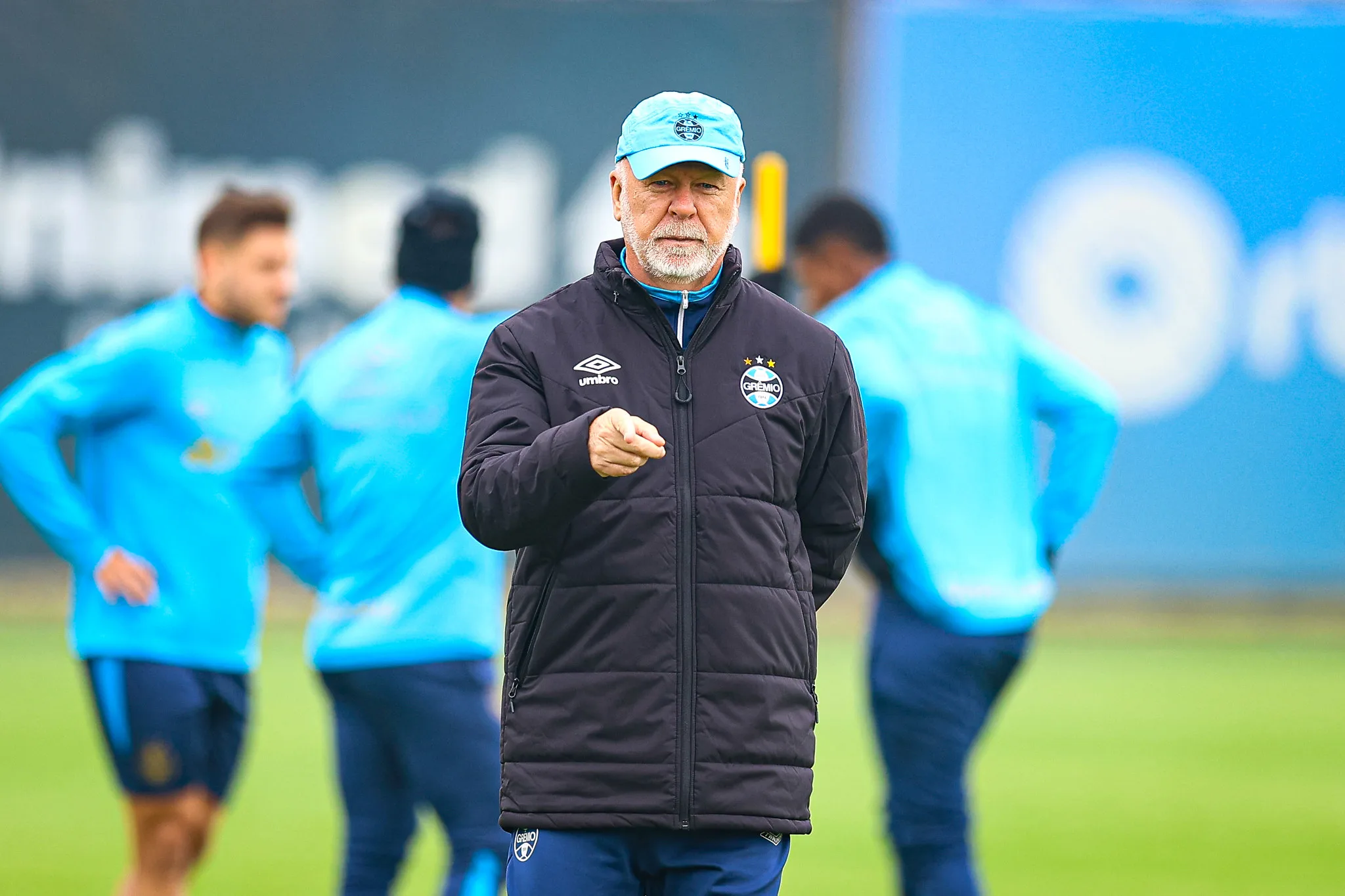 Repórter revela frase de volante do Grêmio que empolgou Mano Menezes Mano Menezes pelo Grêmio