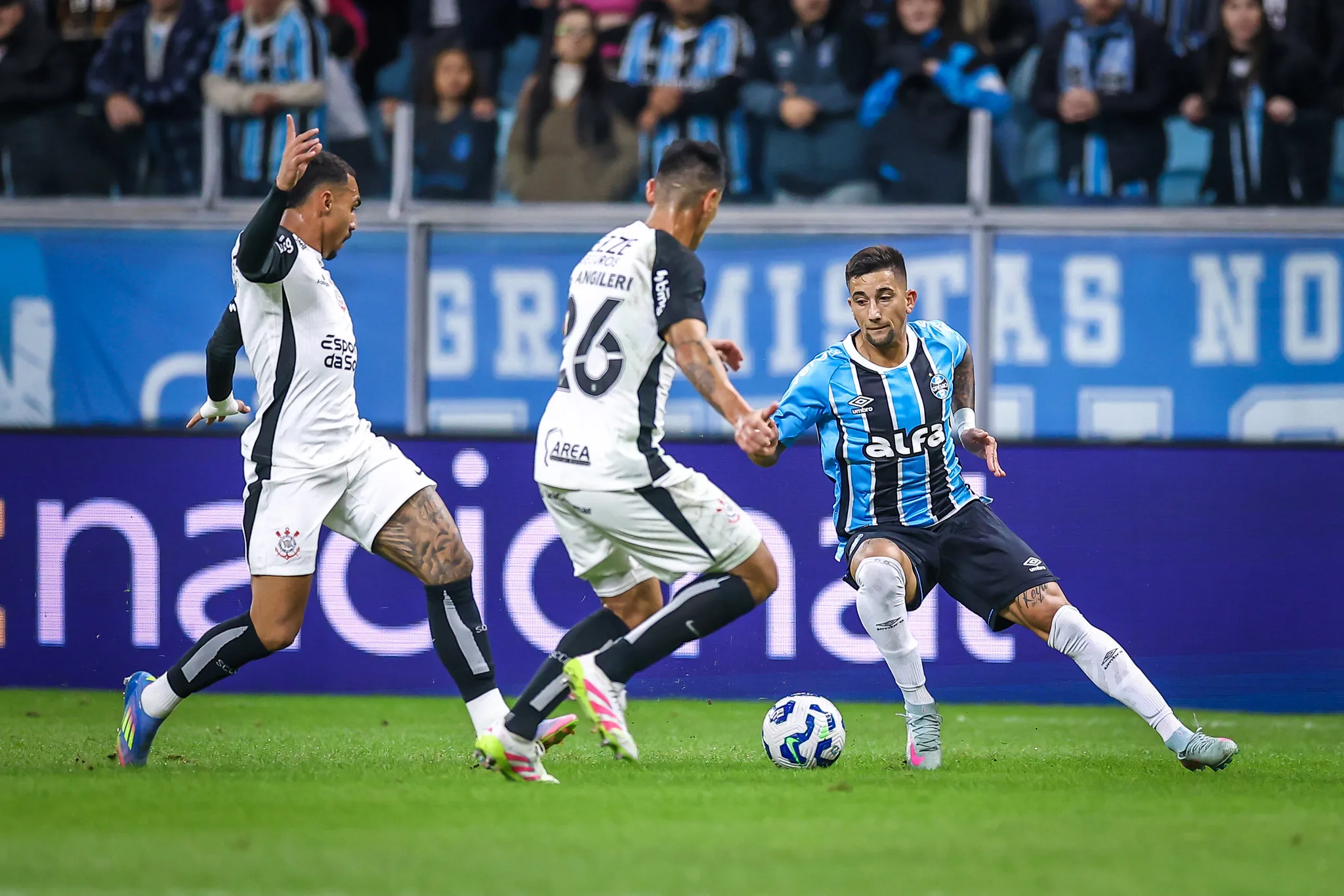 Fake news, viagem de carro e lesão: a participação de Olivera em Grêmio x Corinthians Olivera em Grêmio x Corinthians