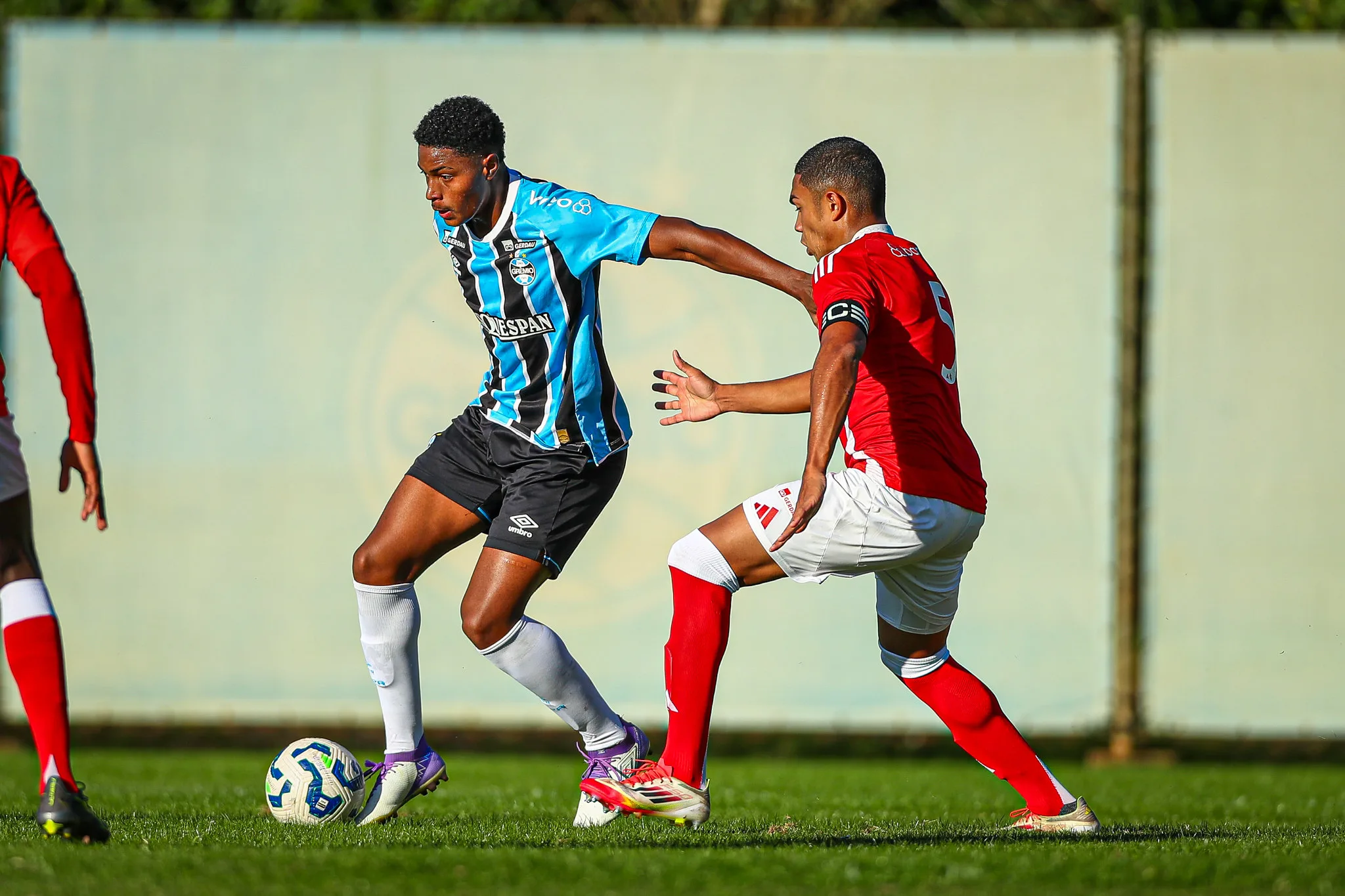 Jogador do Inter "devolve" sinalizador para a torcida do Grêmio e é expulso; assista Grêmio e Inter