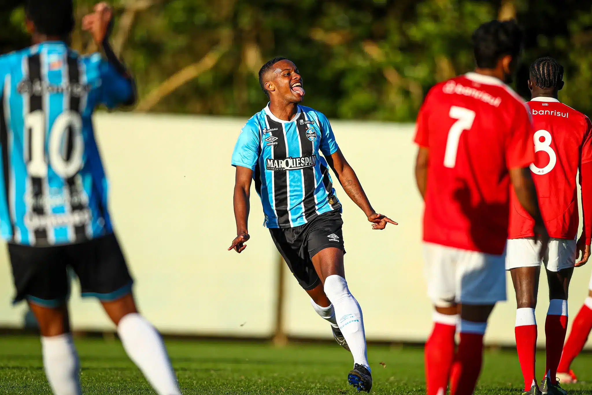 Caleffi e Danrlei assistem ao Gre-Nal da base e reforçam aliança para eleições do Grêmio RS - ESPORTES/U20 : BRASILEIRÃO - Lance da partida Grêmio x Internacional, no CFT Presidente Hélio Dourado, em Eldorado do Sul, na data de 25/06/2025, válida pelo Brasileirão Sub-20. FOTO: ANGELO PIERETTI/GRÊMIO FBPA