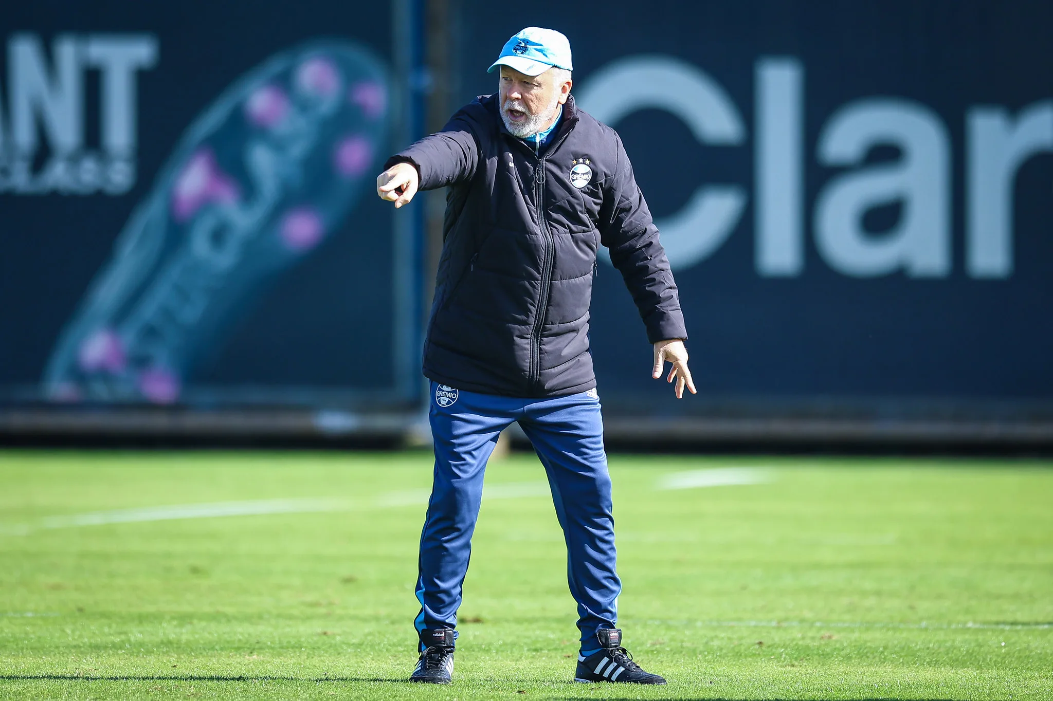 O que diz Mano Menezes sobre o duelo com o Alianza Lima e as chances de título na "Sula" Mano Menezes em treino do Grêmio