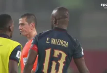 Centroavante do Inter, Enner Valencia em campo pelo Equador contra o Peru
