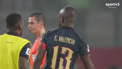Centroavante do Inter, Enner Valencia em campo pelo Equador contra o Peru