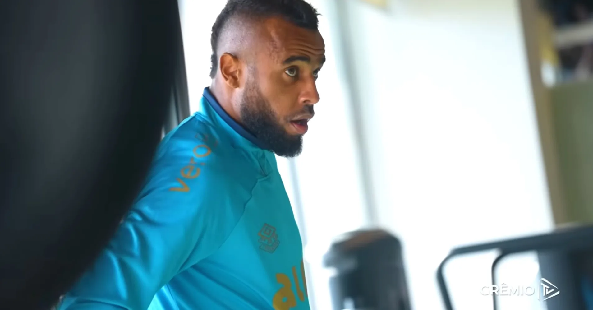 Um fator sobre o Grêmio que já chamava a atenção de Alex Santana antes do acerto Alex Santan chega ao Grêmio, novo reforço já deu entrevista pela primeira vez no seu novo clube. (Foto: TV Grêmio)