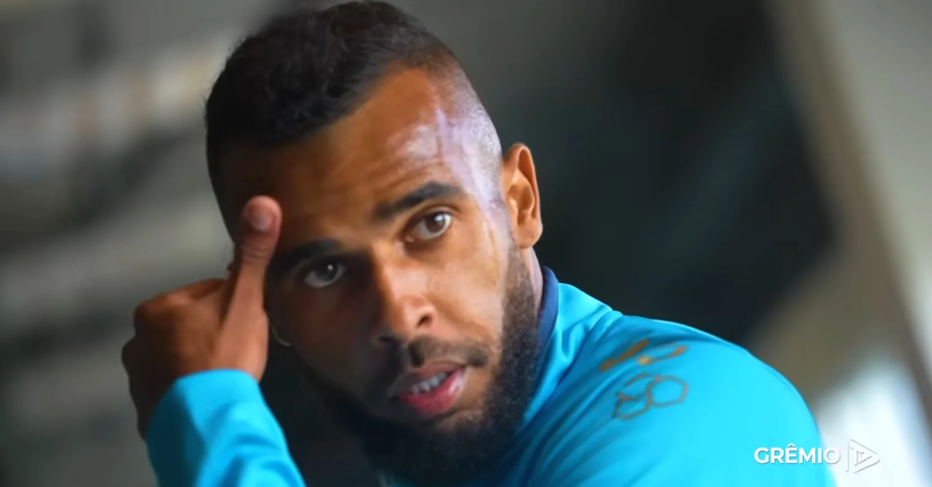 Familiares e conversa com 2 jogadores: as primeiras palavras de Alex Santana no Grêmio Alex Santan chega ao Grêmio, novo reforço já deu entrevista pela primeira vez no seu novo clube. (Foto: TV Grêmio)