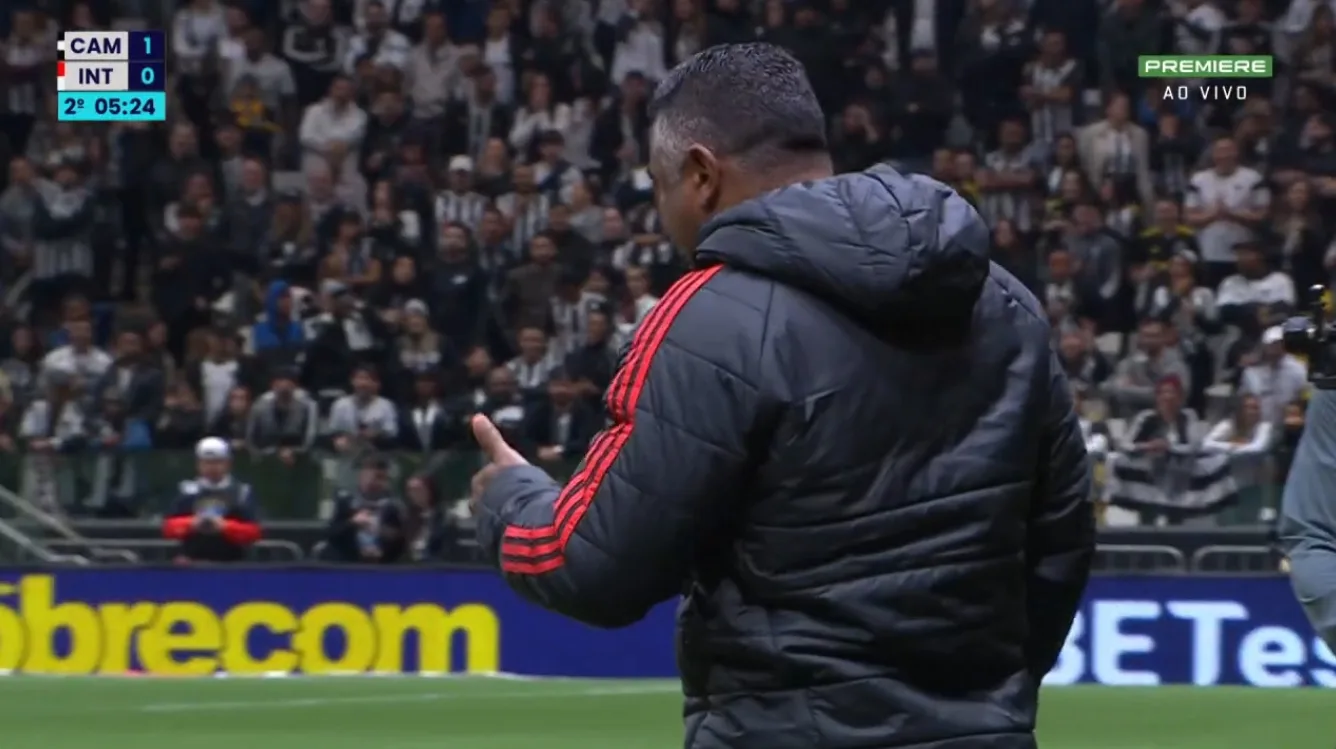 A aposta de Roger na rápida recuperação do Inter e saída do Z4 Roger Machado, treinador do Inter, no momento que recebeu uma bolada no rosto, no jogo do Inter contra o Atlético-MG, em Belo Horizonte, válido pelo Brasileirão 2025