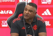 Roger Machado, treinador do Inter, concedendo entrevista para a imprensa