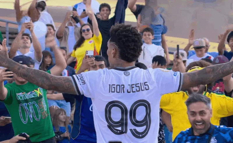 Torcedor do Grêmio abraça Igor Jesus após gol do Botafogo sobre o PSG no Mundial Torcedor do Grêmio abraça Igor Jesus na comemoração do gol contra o PSG na Copa do Mundo de Clubes