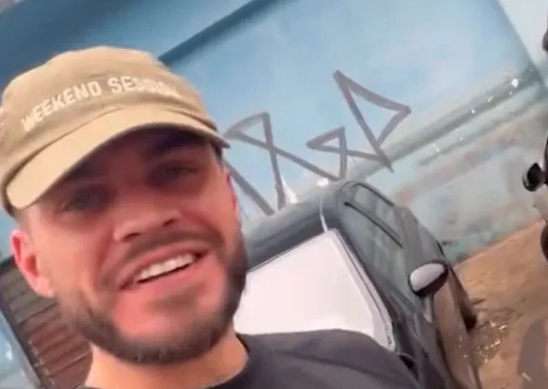 A história por trás de Nathan Pescador, do Grêmio, sem gasolina em rua de Porto Alegre A história por trás de Nathan Pescador, do Grêmio, sem gasolina em rua de Porto Alegre