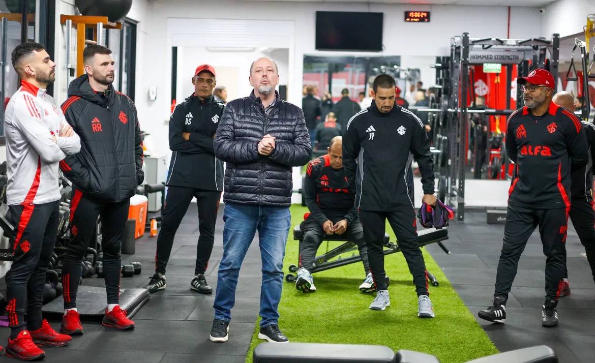 Retornos, titular com novo visual e discursos de Roger e Barcellos: como foi a volta do Inter Retornos, titular com novo visual e discursos de Roger e Barcellos: como foi a volta do Inter Inter voltou a trabalhar neste sábado com poucas novidades em seu CT Parque Gigante.