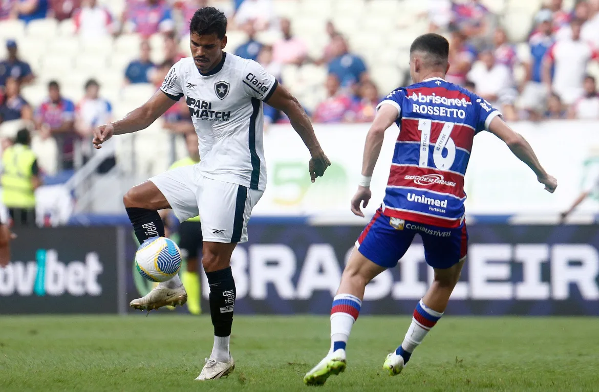Grêmio confirma interesse em volante do Botafogo, mas vê negócio "muito difícil" Grêmio confirma interesse em volante do Botafogo, mas vê negócio "muito difícil" Grêmio permanece no mercado em busca de alternativas viáveis e de qualidade para o seu plantel.