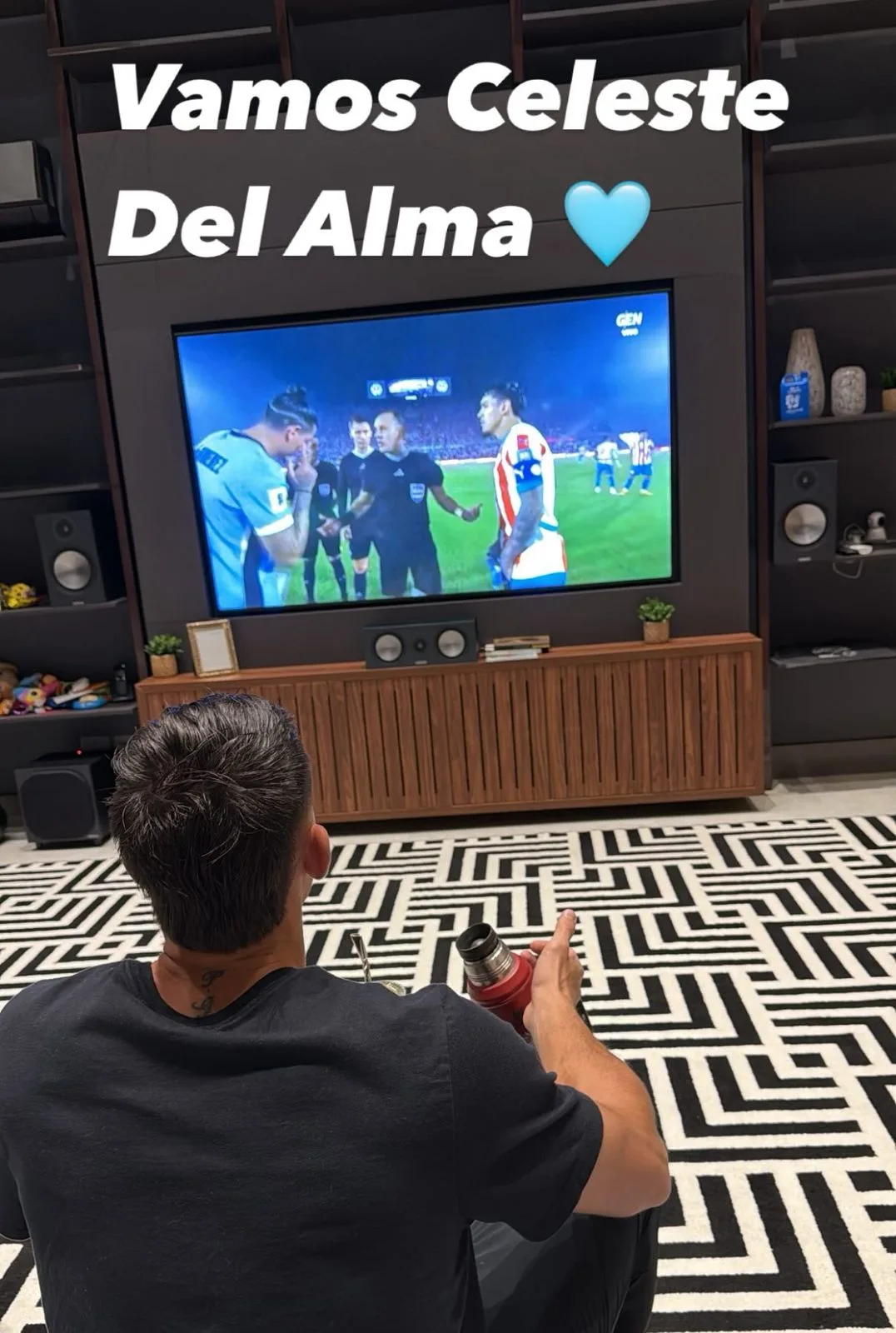 Mesmo fora da convocação, Rochet acompanha Uruguai e mostra apoio à Celeste Rochet, jogador do Inter acompanhando a Seleção do Uruguai