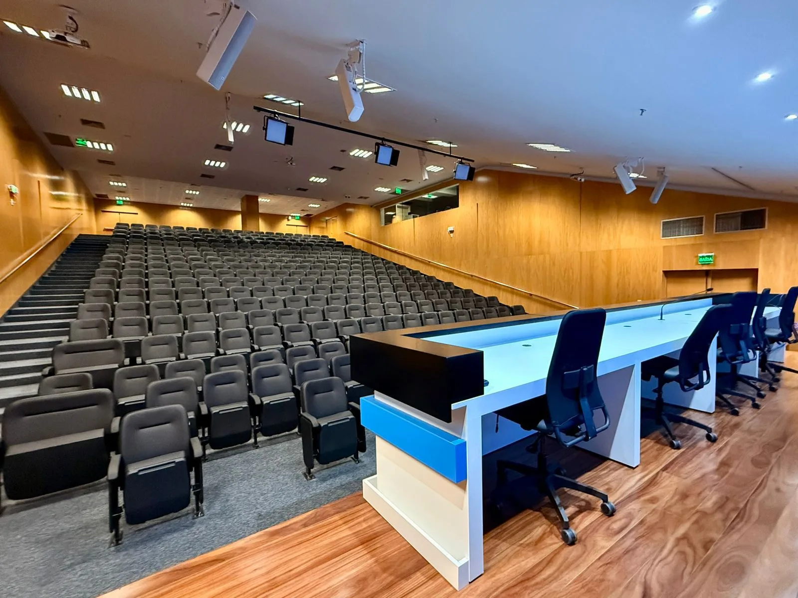 Grêmio dá volta por cima e supera mais um desafio após enchentes de 2024 Auditório de entrevistas coletivas do Grêmio