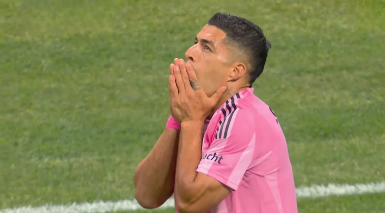 Suárez dá aula de pivô, repete Grêmio e encanta narrador: "Como joga bola..." Suárez ex-Grêmio