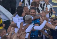 Torcedor do Grêmio abraça Igor Jesus na comemoração do gol contra o PSG na Copa do Mundo de Clubes