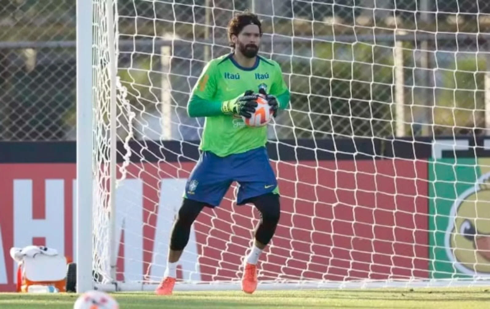 Após recente visita ao Inter, Alisson avalia impacto de Ancelotti: "Gera mudança" Alisson ex-Inter