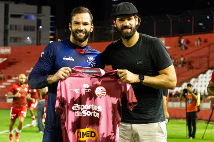 Alisson aproveita folga e acompanha jogo de Muriel na Série C: "Torço por ele" Alisson