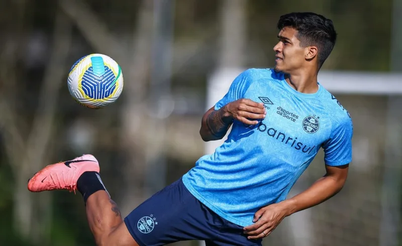 Grêmio se interessa por jogador do Cruzeiro para preencher lacuna deixada por Arezo Arezo pode sair do Grêmio