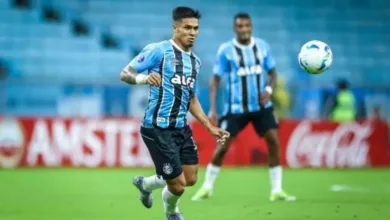 Arezo em ação pelo Grêmio