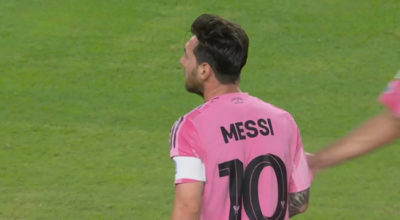 Meia do Grêmio vai ao estádio na estreia do Mundial e se declara a Messi: "Te amo" Messi no Mundial