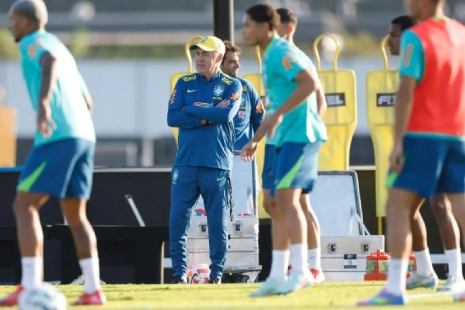 Após assistir Inter x Flamengo, Ancelotti sugere mudanças e fala até do papel picado Carlo Ancelotti pelo Brasil