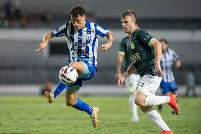 Clube brasileiro solta nota oficial sobre interesse do Grêmio em lateral-esquerdo Enzo pertence ao CSA e é citado no Grêmio