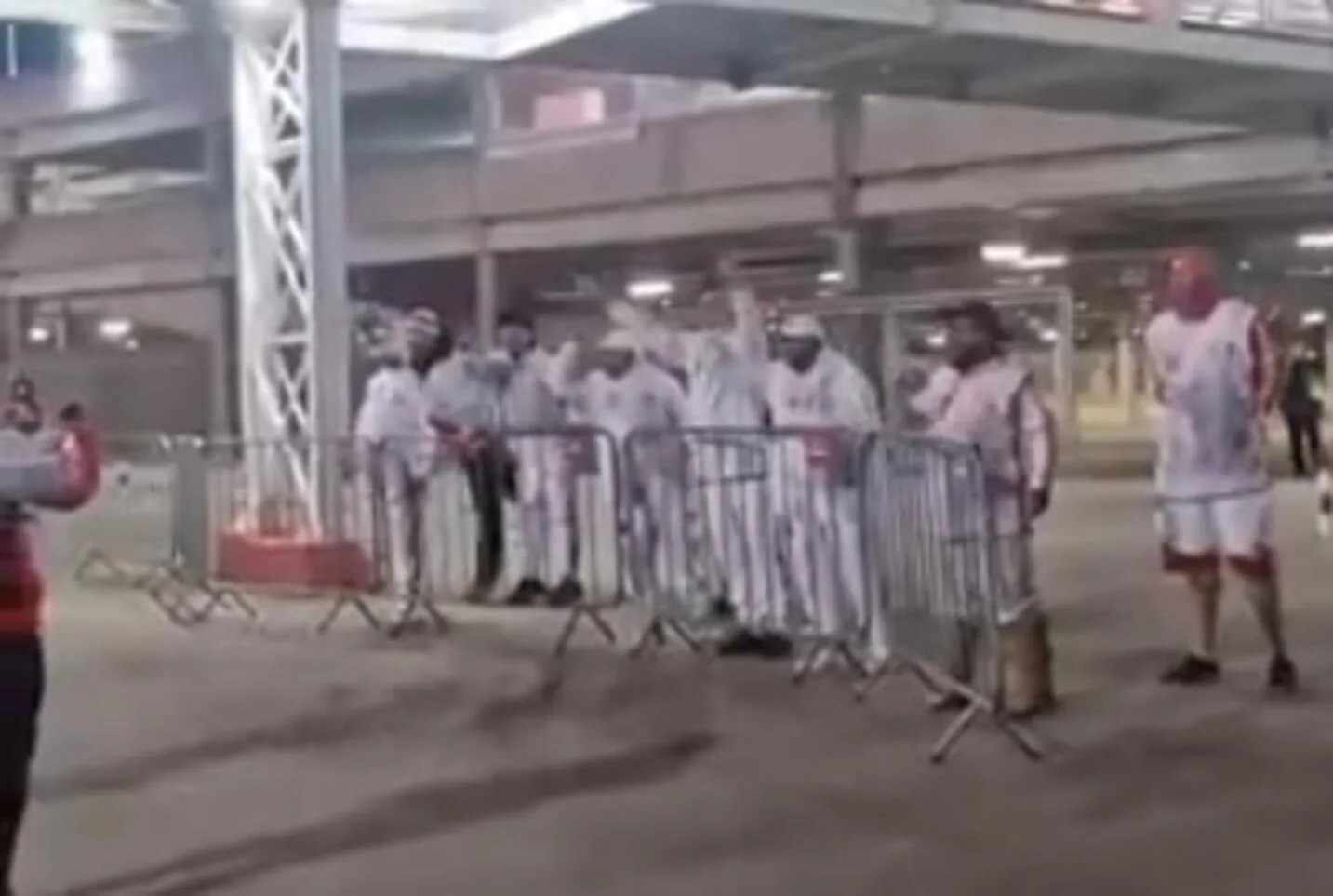 Inter fica na beira do Z4 e recebe protestos de alguns torcedores no pátio do Beira-Rio Inter