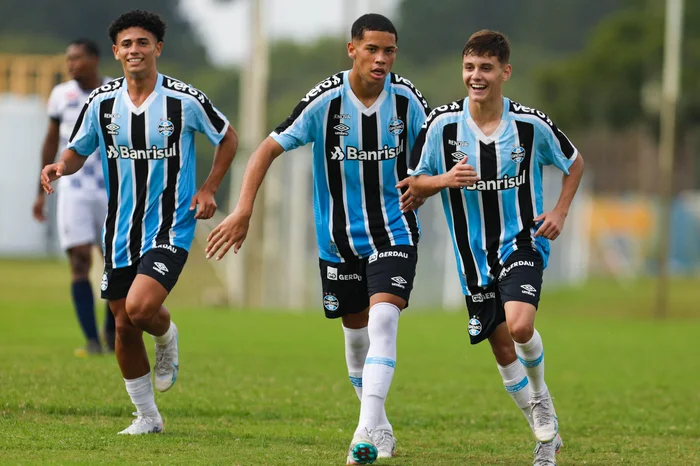 Grêmio negocia para vender jovem meia para o mesmo time que irá Gabriel Carvalho Grêmio negocia para vender jovem meia para o mesmo time que irá Gabriel Carvalho