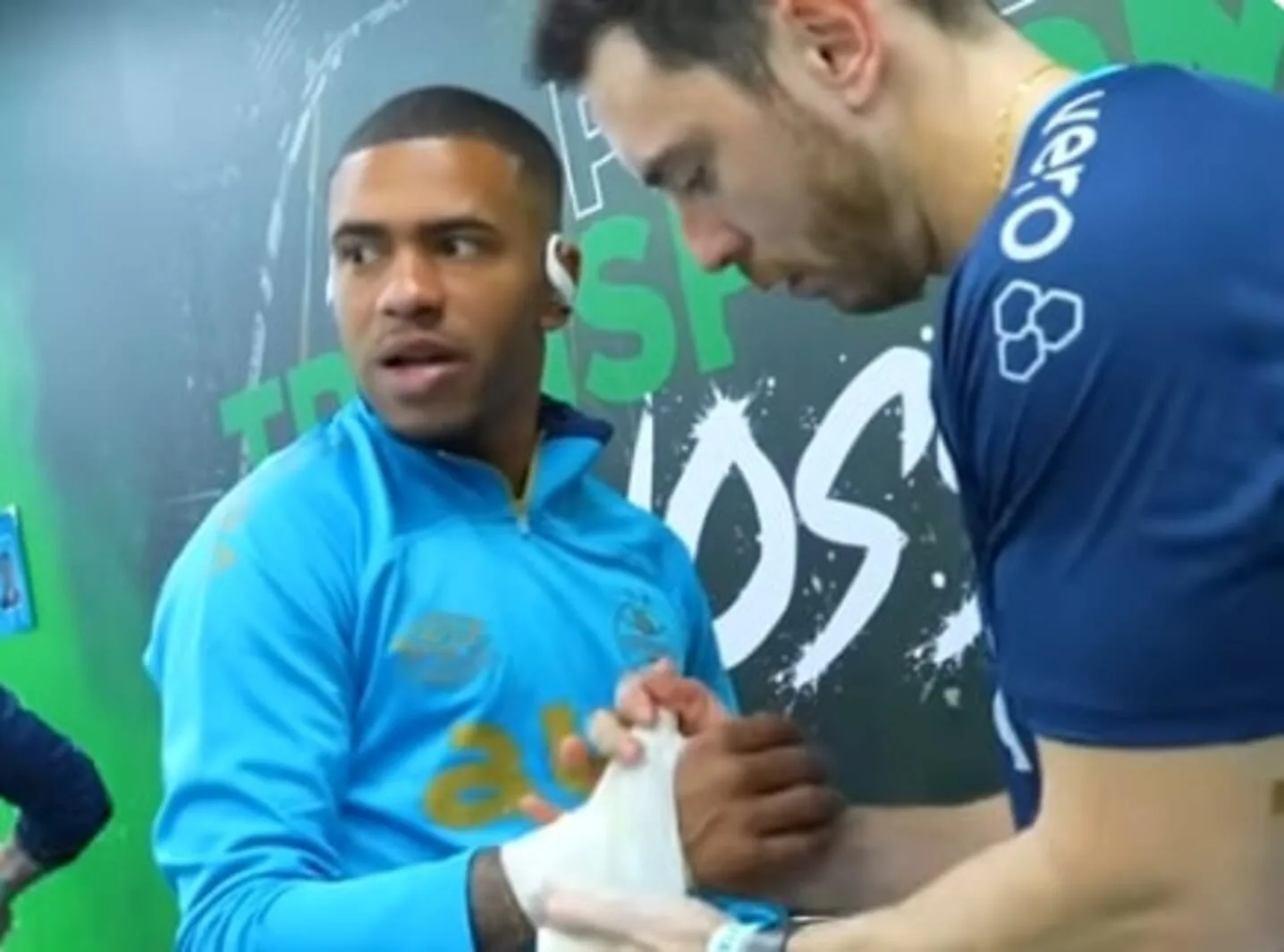 "Tu é goleiro ou o Suárez?": jovem do Grêmio tira onda com Lucas Esteves no vestiário Grêmio