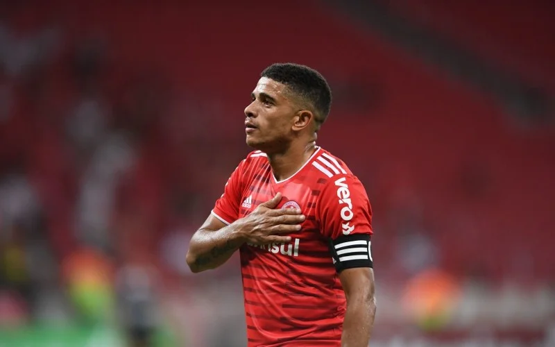 Por que Taison criticou os "leões de internet" em nova entrevista sobre o Inter Taison pelo Inter